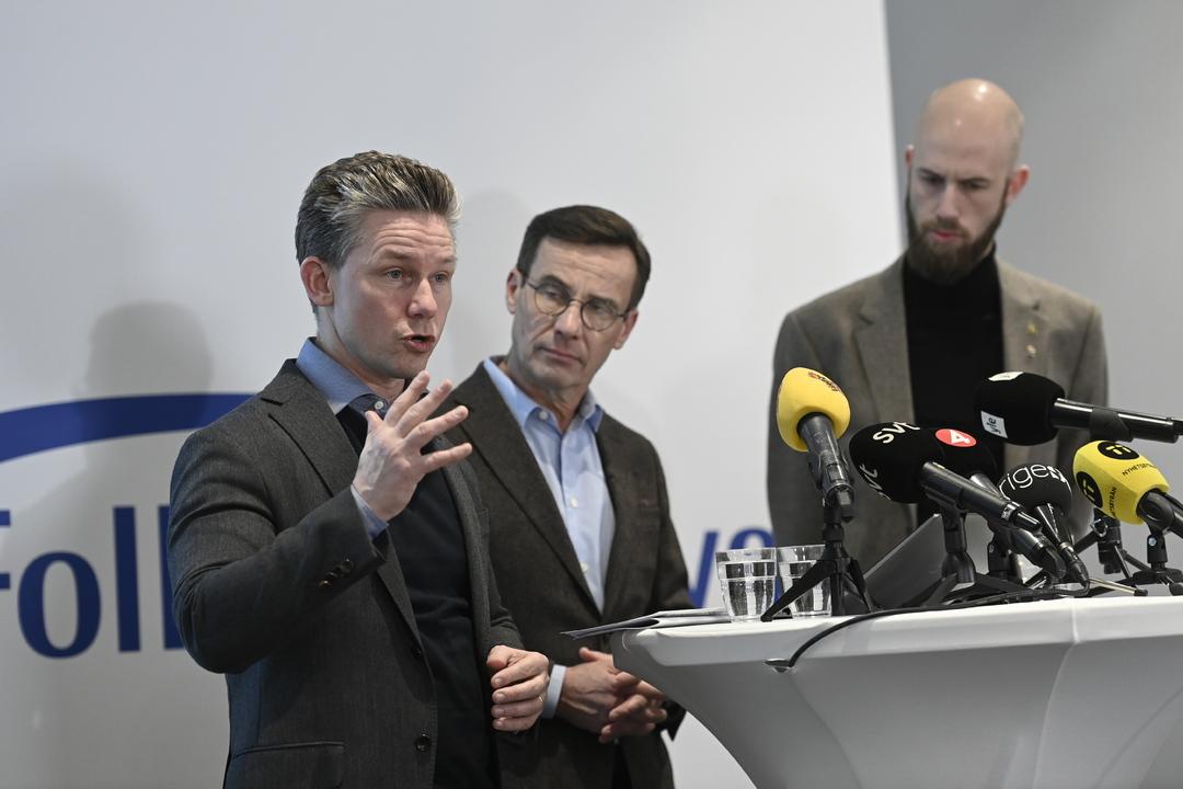 Försvarsminister Pål Jonson, statsminister Ulf Kristersson och Carl-Oskar Bohlin, minister för civilt försvar. 