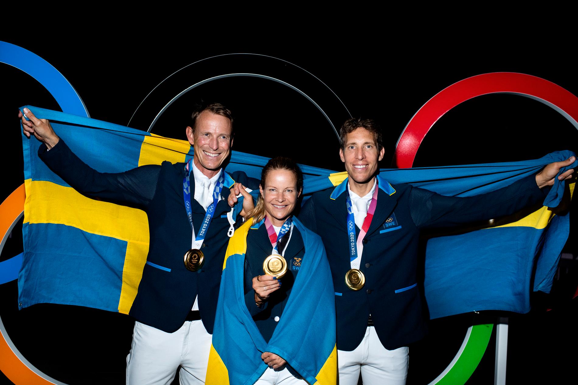 Peder Fredricson, Malin Baryard Johnsson och Henrik von Eckerman poserar efter OS-guldet i Tokyo. Senare i höst hoppar trion i Friends arena. Arkivbild.