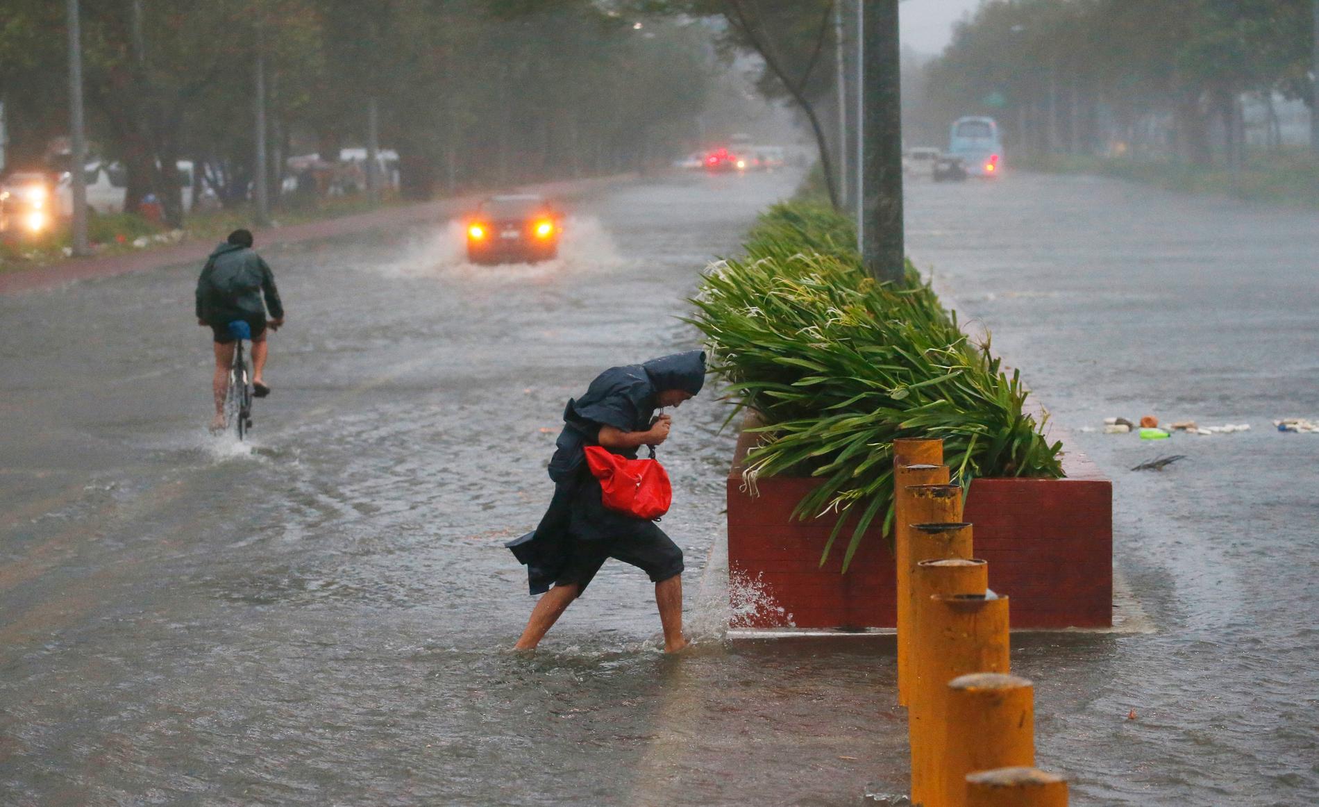 "Vi ber medborgarna att fortsätta vara på sin vakt och fortsätta vidta försiktighetsåtgärder", säger meteorologen Rene Paciente om tyfonen. Bilden är från huvudstaden Manila.
