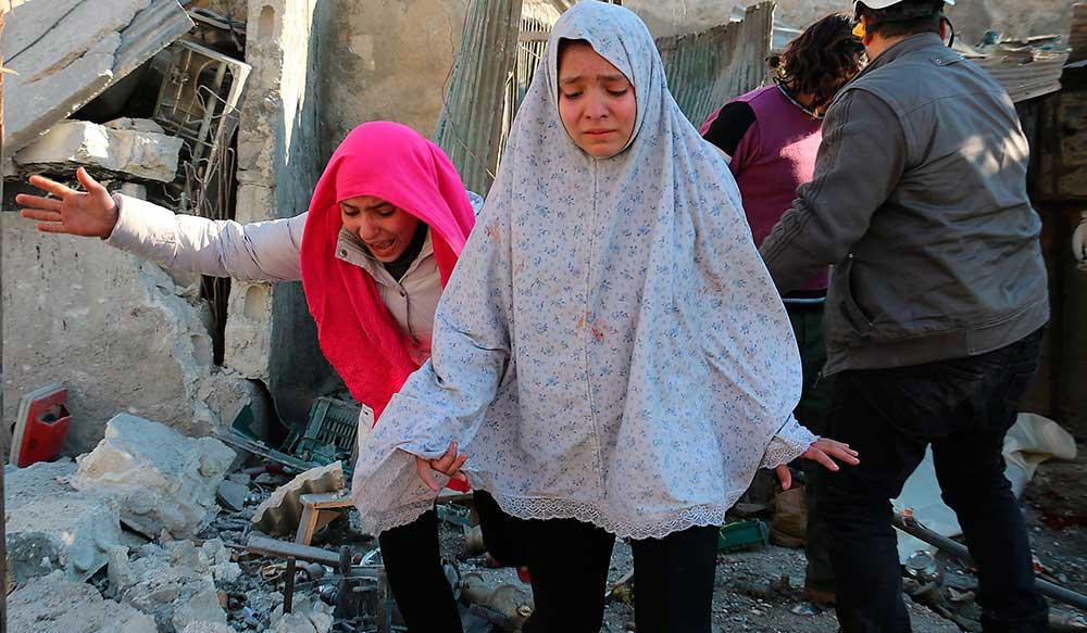 FLYR SLAKTEN Assad slaktar sin egen befolkning med hjälp av ryskt stridsflyg. De som lyckas ta sig ut kommer till en stängd europeisk gräns där tälten inte räcker till och barn tvingas sova på marken i kylan.