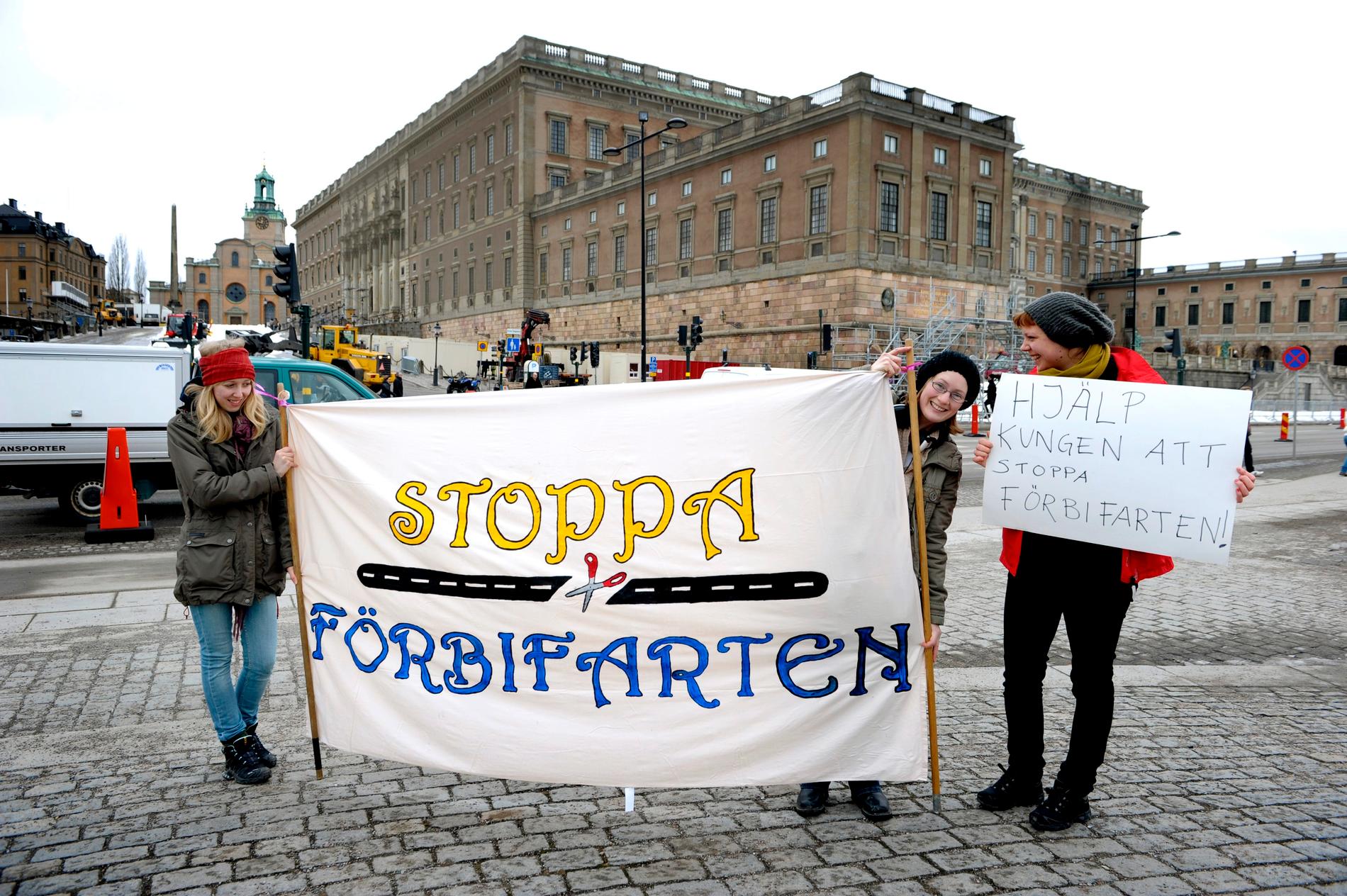 Miljöaktivister demonstrerar mot Förbifart Stockholm.