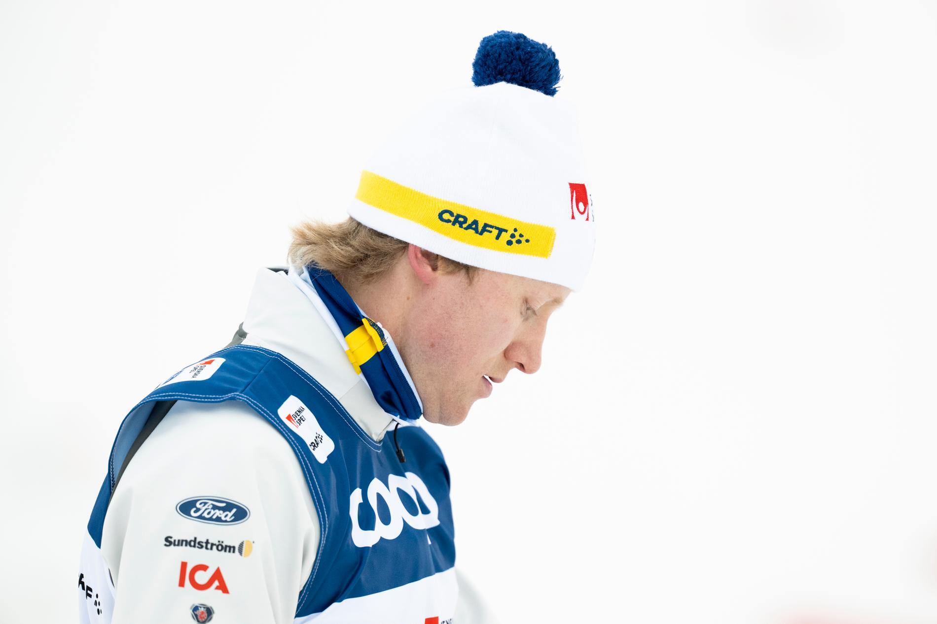 Oskar Svensson blev utslagen i sprintkvalet vid världscuppremiären i Ruka.