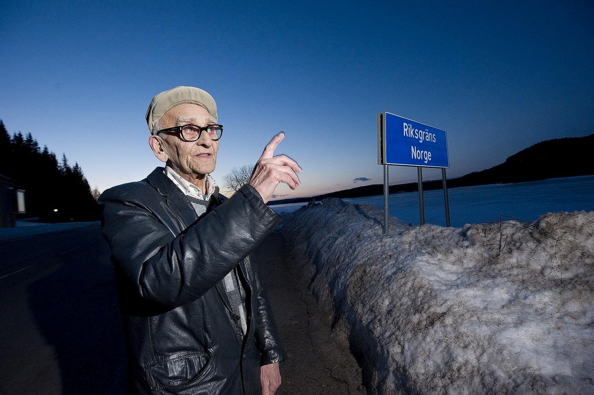 FÖRBANNAD PÅ FÖRSVARET Både Sverige och Norge letade efter spökflygen i Värmland. Vid ett tillfälle skickades en helikopter upp för att söka – och höll då på att krocka med ett plan. Den pensionerade tulltjänstemannen Gunnar Granbo, 85, är arg över avslöjandet om försvarets hemliga flygenhet.