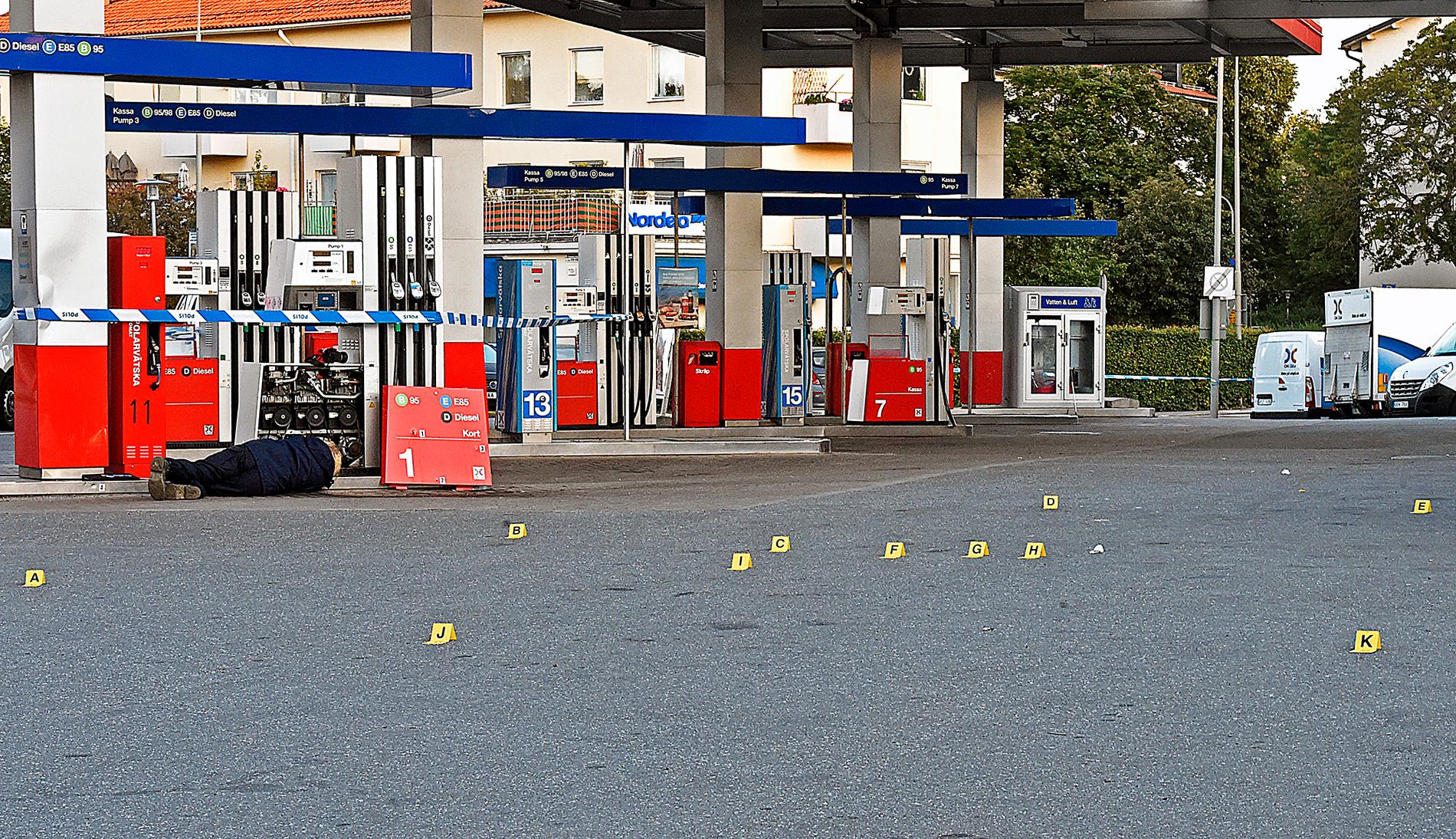 Ung man skjuten vid bensinmack vid Brommaplan, Stockholm.