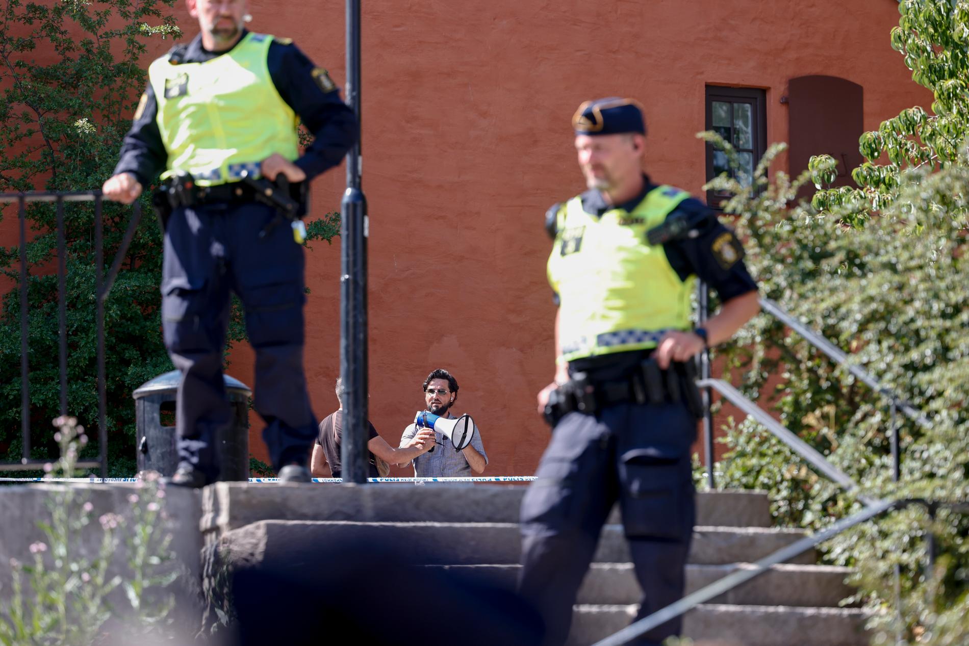Koranbränningen utanför Stockholms moské den 28 juni var den första tillståndsgivna sedan förvaltningsrätten och kammarrätten slog fast att polisens tidigare beslut att neka tillstånd var felaktiga. Arkivbild.