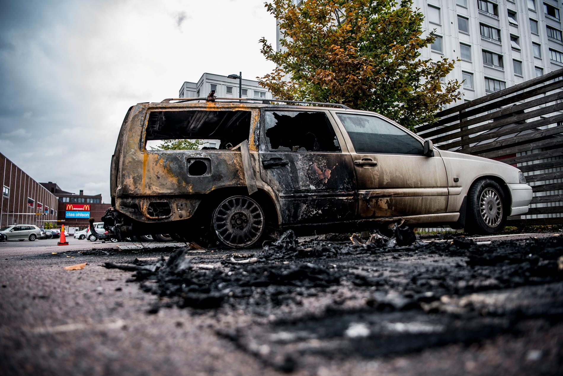 Förödelsen vid Frölunda torg efter gårdagens många bilbränder.