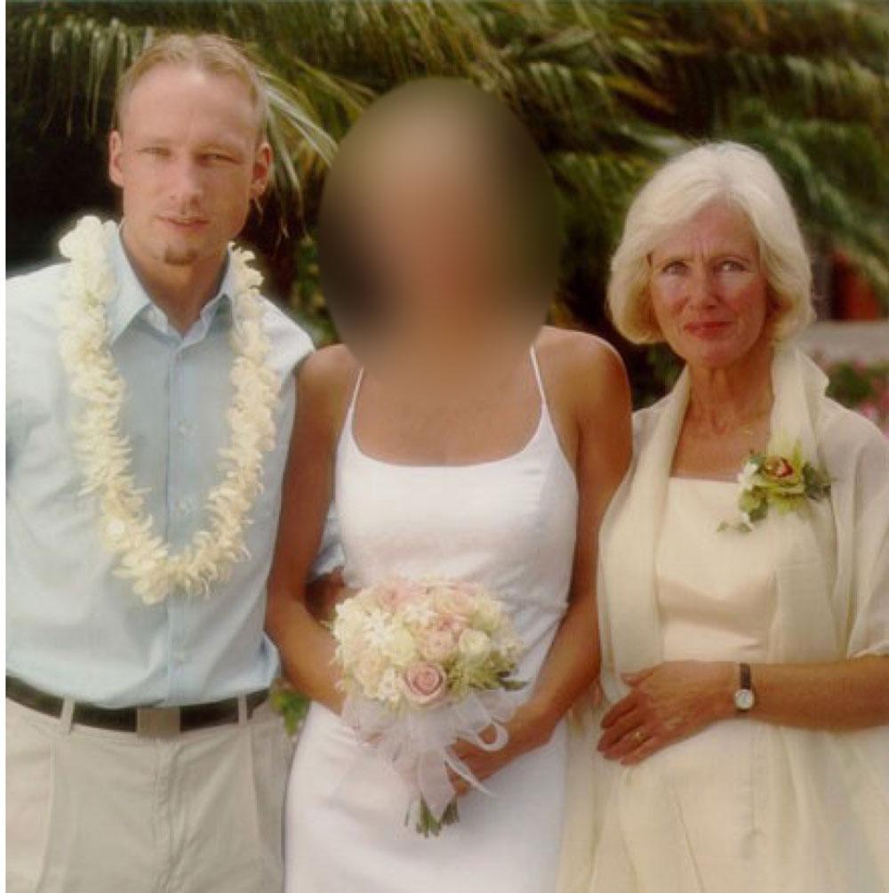 Anders Bering Breivik med sin mamma Wenche. I mitten Breiviks halvsyster.