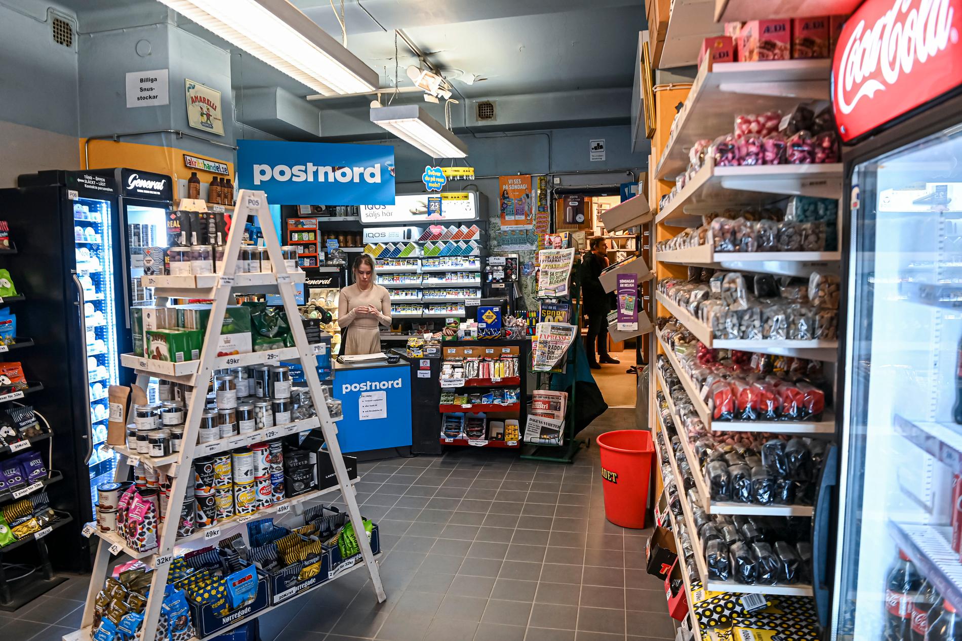 Postnord kräver att Lars Tidéns butik på Södermalm ska hantera kontanter. SEB kräver det motsatta.