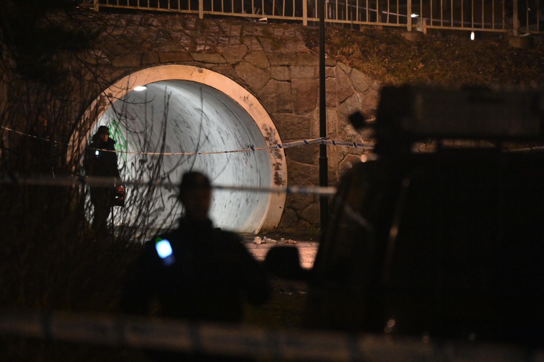 Personen hittades skjuten vid en gångtunnel.