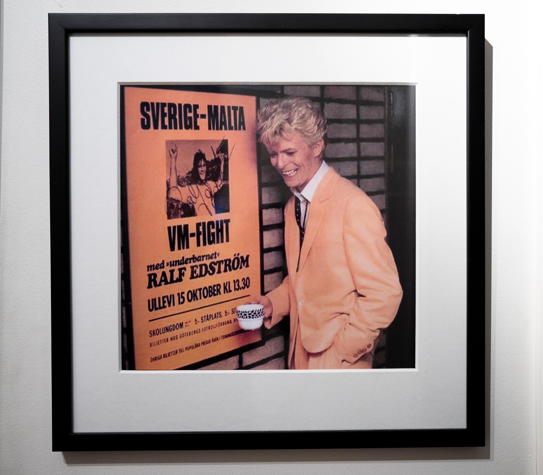 David Bowie i Sverige framför en affisch med Ralf Edström.