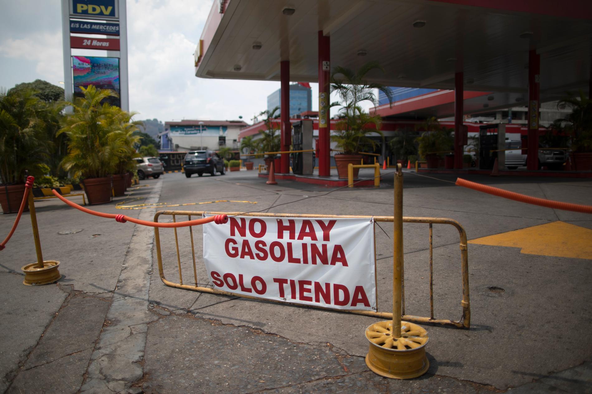 En banderoll som talar om att bensinen är slut vid en bensinstation i Venezuelas huvudstad Caracas den 24 maj.