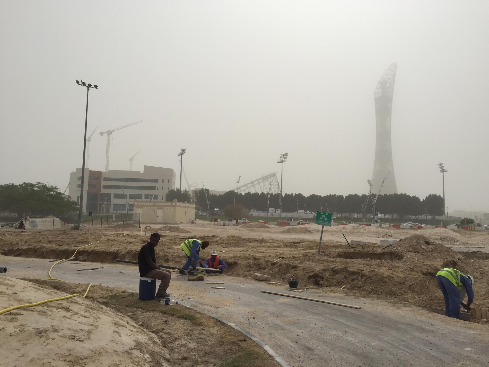 Arbete pågår framför Khalifa International Stadium och det 300 meter höga Khalifa Sports Tower.