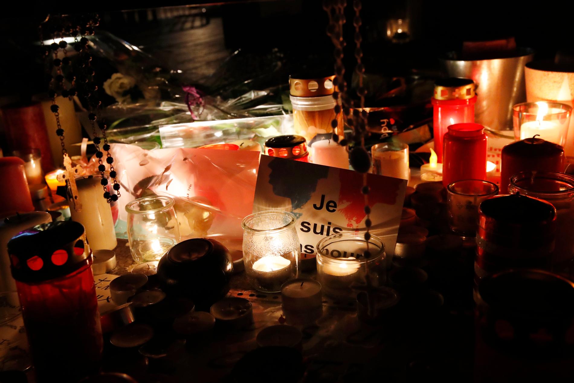 Människor hedrar offren för dödsskjutningen i Strasbourg dagen efter dådet. Arkivbild.