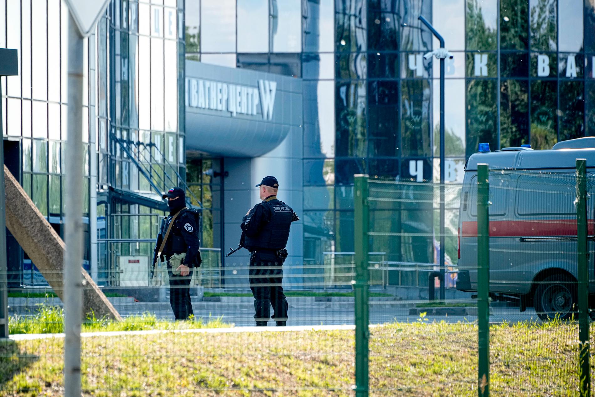 Polismän bevakar Wagnergruppens kontor i Sankt Petersburg. 