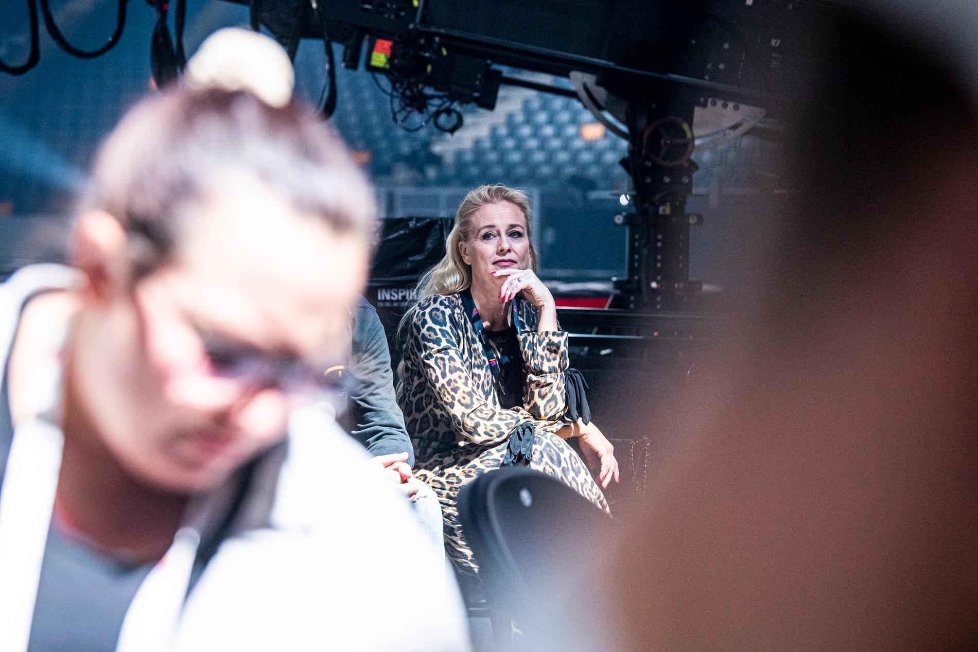 När Anders Bagge tävlade i Melodifestivalen 2022 fanns Johanna Lind Bagge ständigt vid hans sida. Här sitter hon i arenen under ett av repen. 