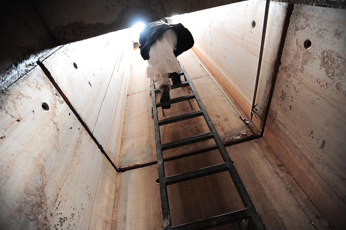 för nödlägen Bilden uppges visa de långa flykttunnlar som hittades under Gaddafis sommarbostad nära Beyda, Libyen. På väggarna finns pilar – en väg leder till en bunker och en leder ut.