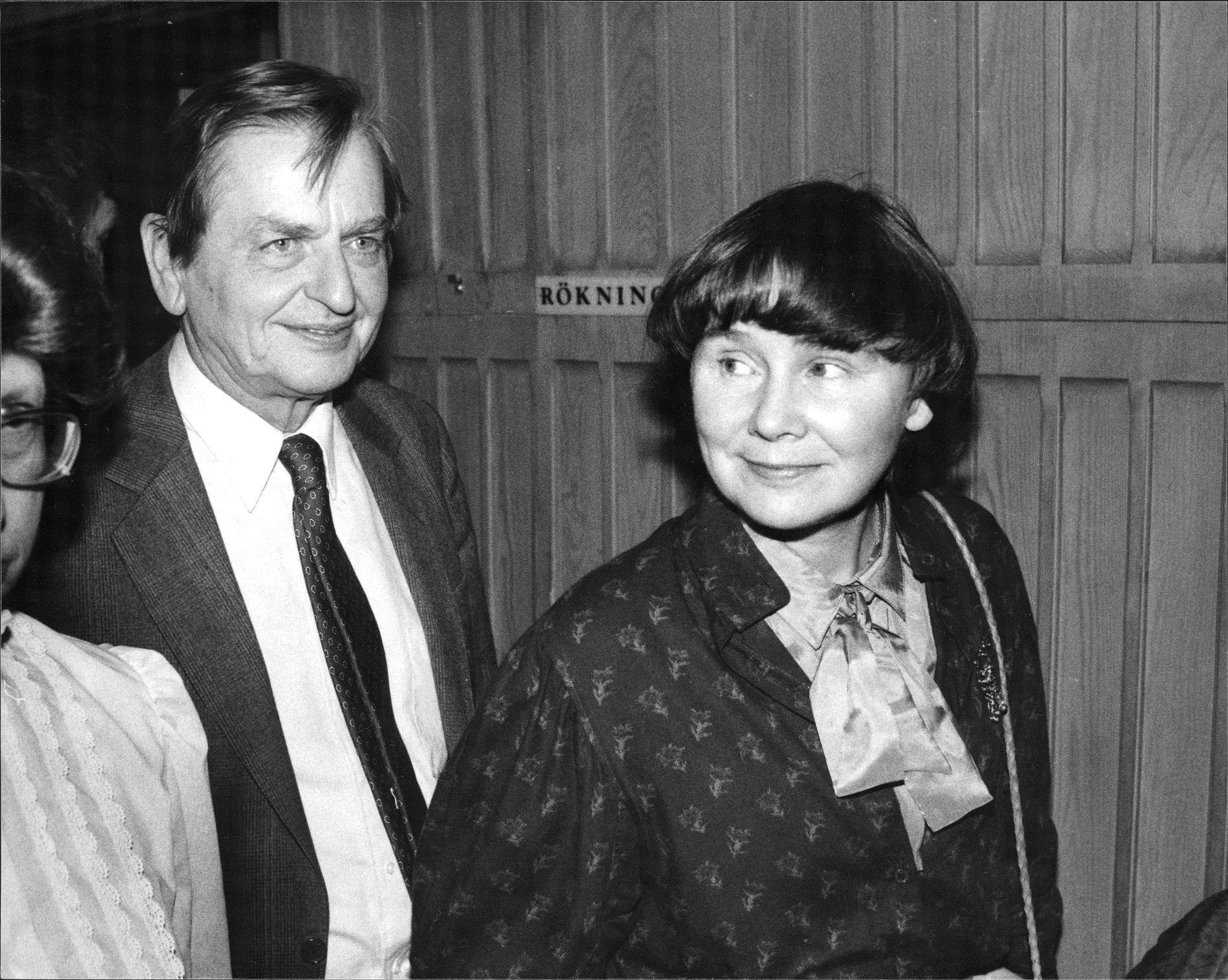 Olof Palme med hustrun Lisbeth. Hon skulle ha frågats ut om Skandiamannen, men det hann aldrig genomföras innan hon dog i oktober 2018.