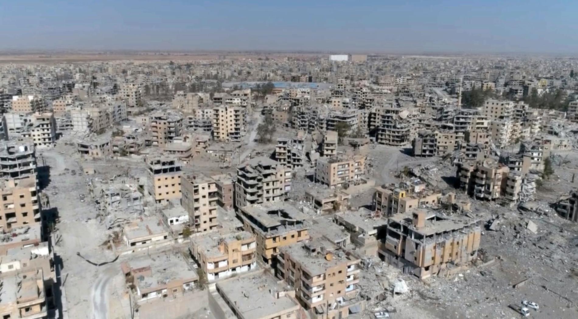 Skadade byggnader i den syriska staden Raqqa, som IS utropade till sin huvudstad. Arkivbild.