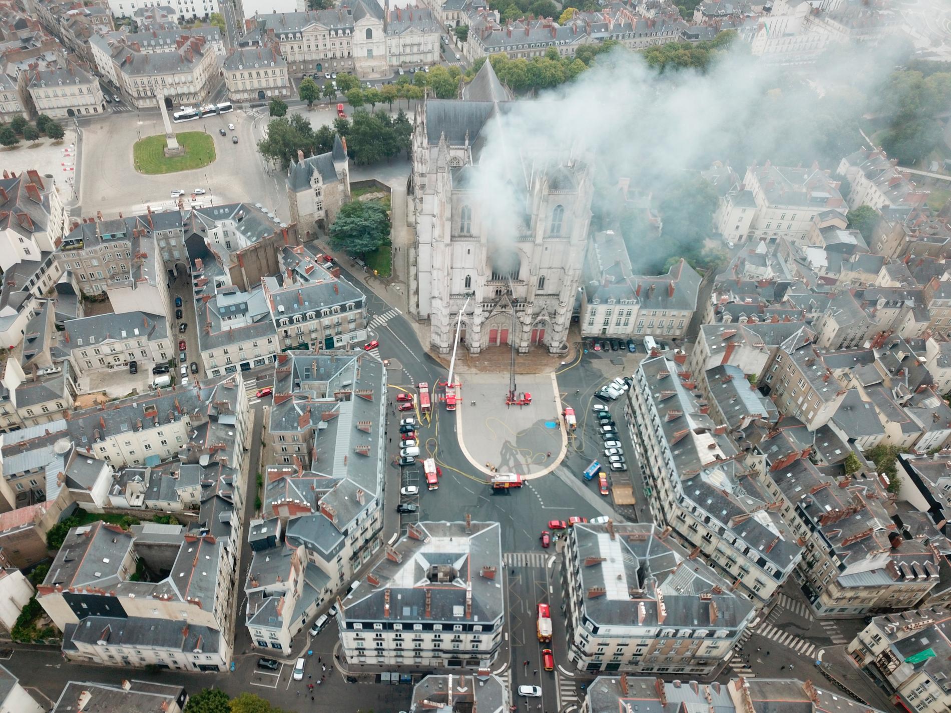 Den franska staten står för kostnaden av återuppbyggnaden av katedralen i Nantes, som eldhärjades den 18 juli.