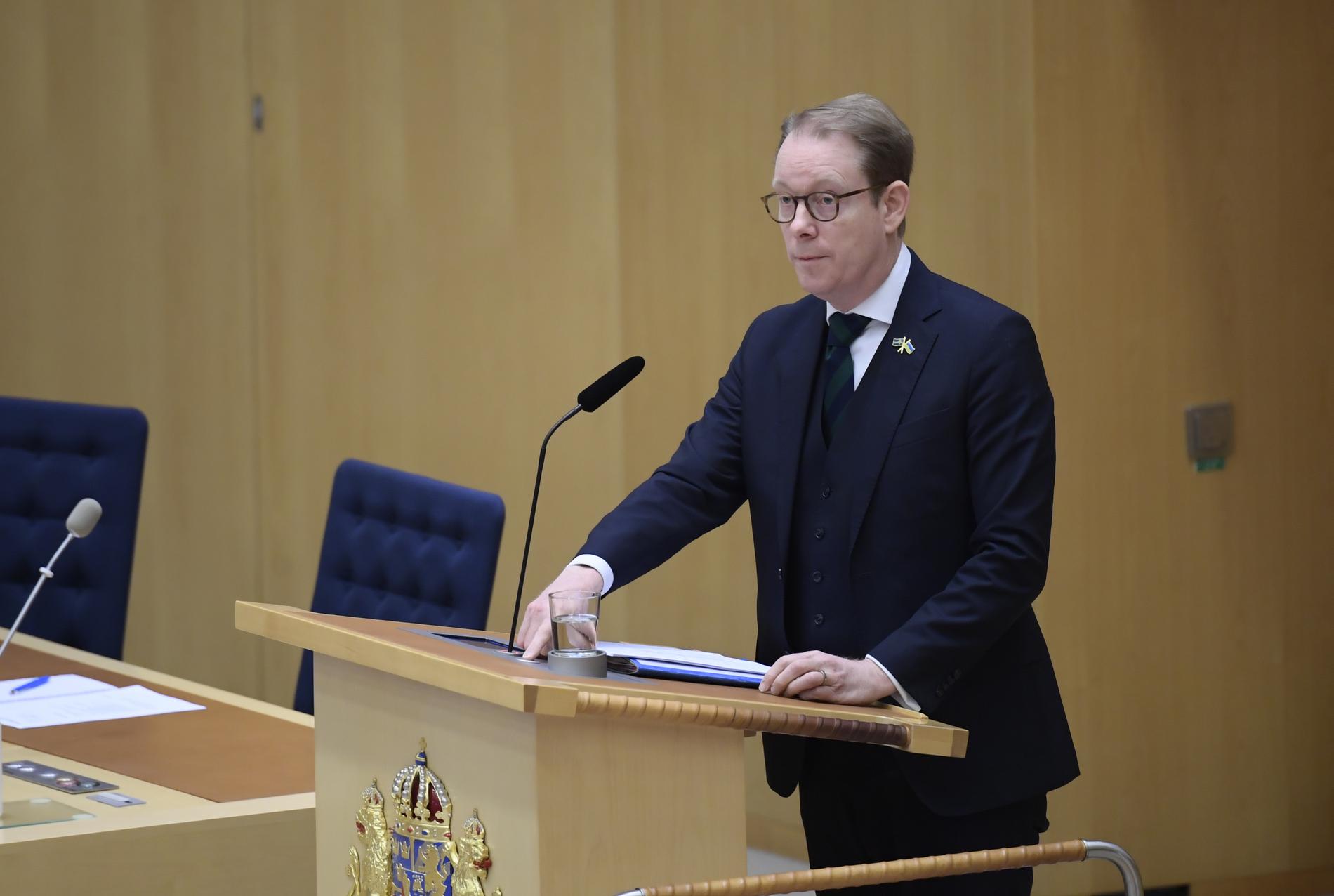 Utrikesminister Tobias Billström (M) inleder debatten med att presentera regeringens utrikesdeklaration.