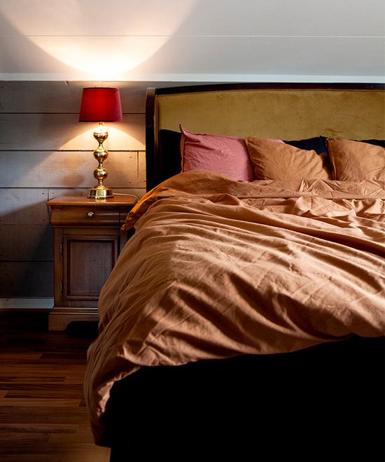 Mustiga färger i sovrummet. Lakan från H&M home, sänggavel från Ellos.