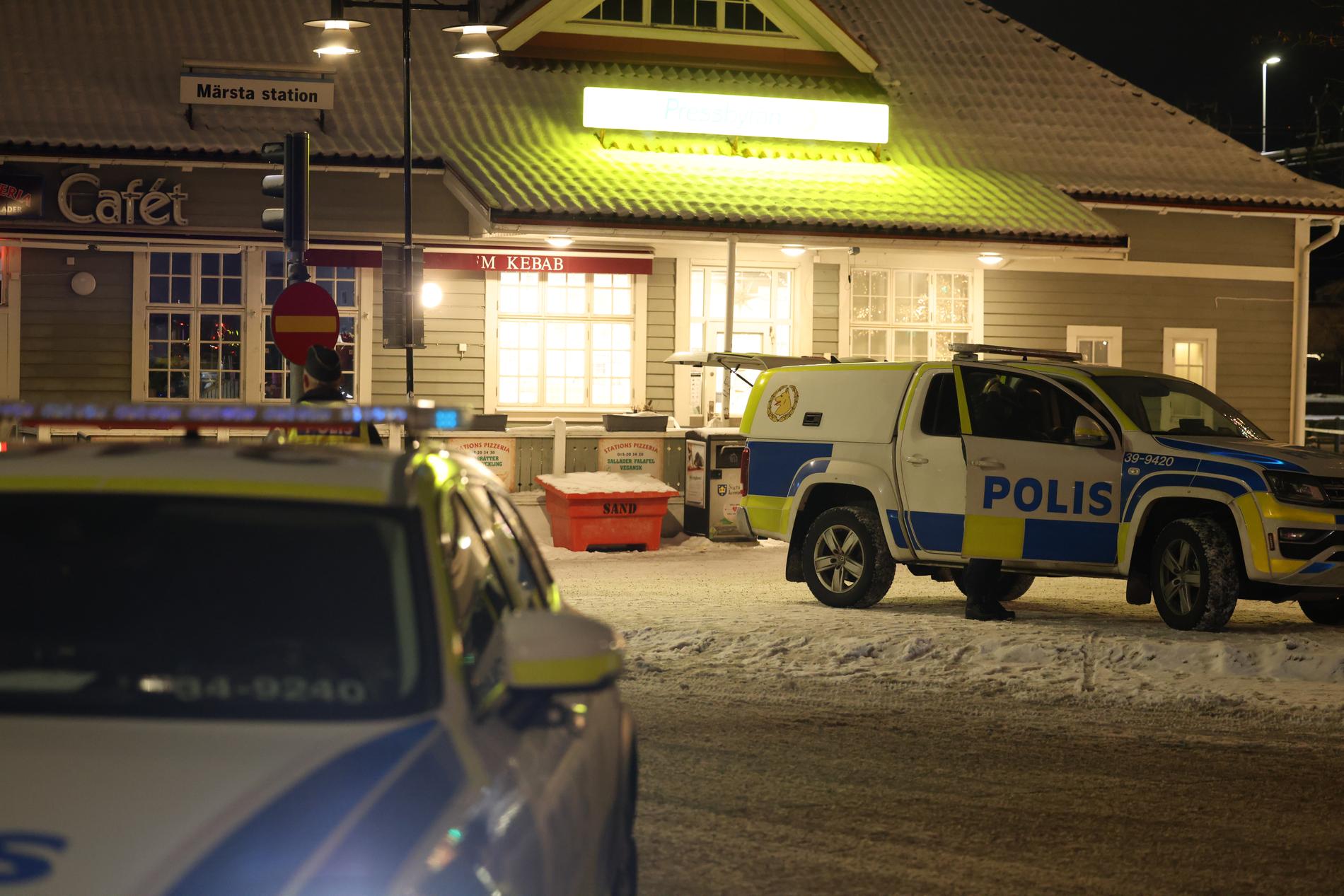 Polis på plats i Märsta.