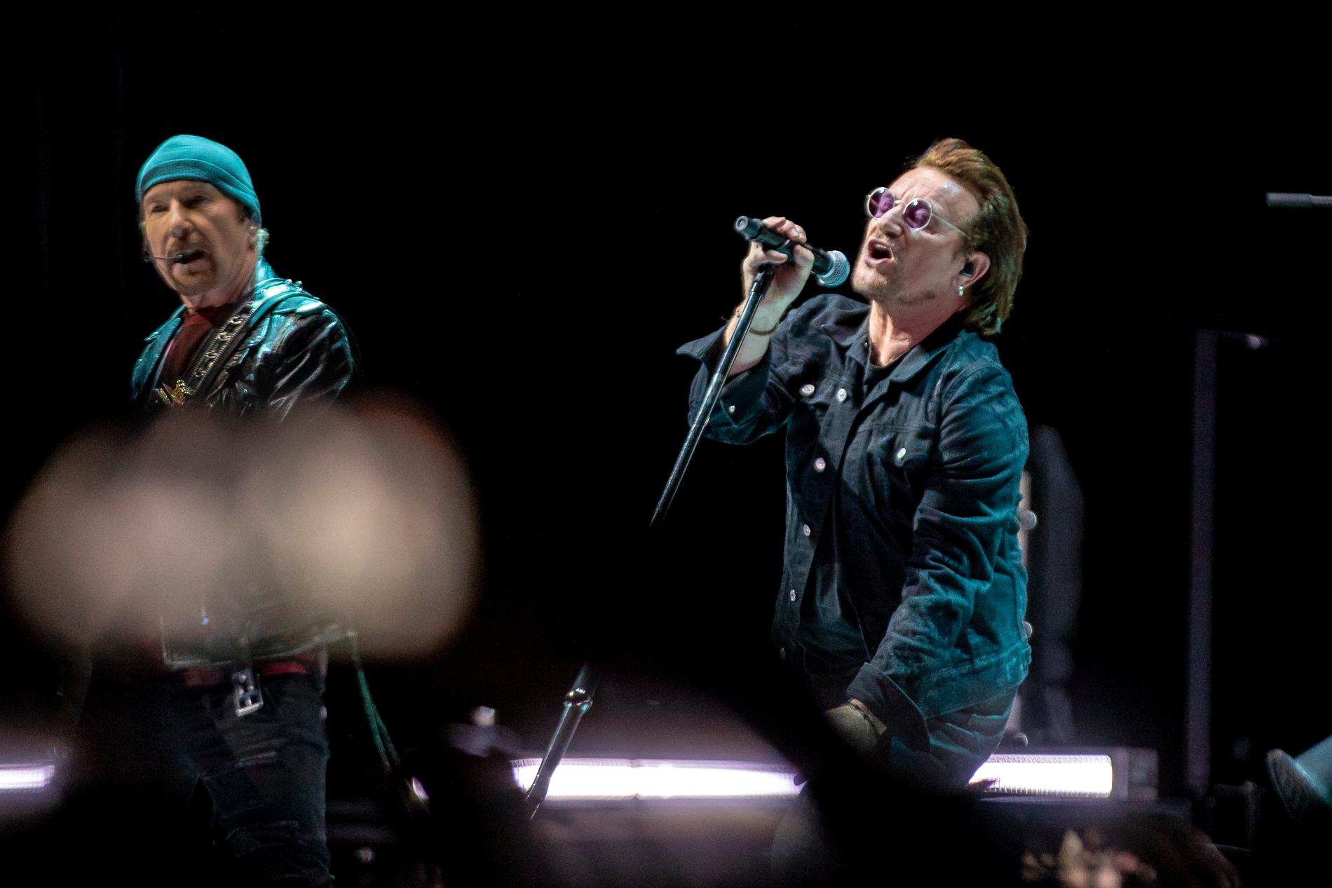 The Edge och Bono . U2 på Royal Arena i Köpenhamn Danmark 