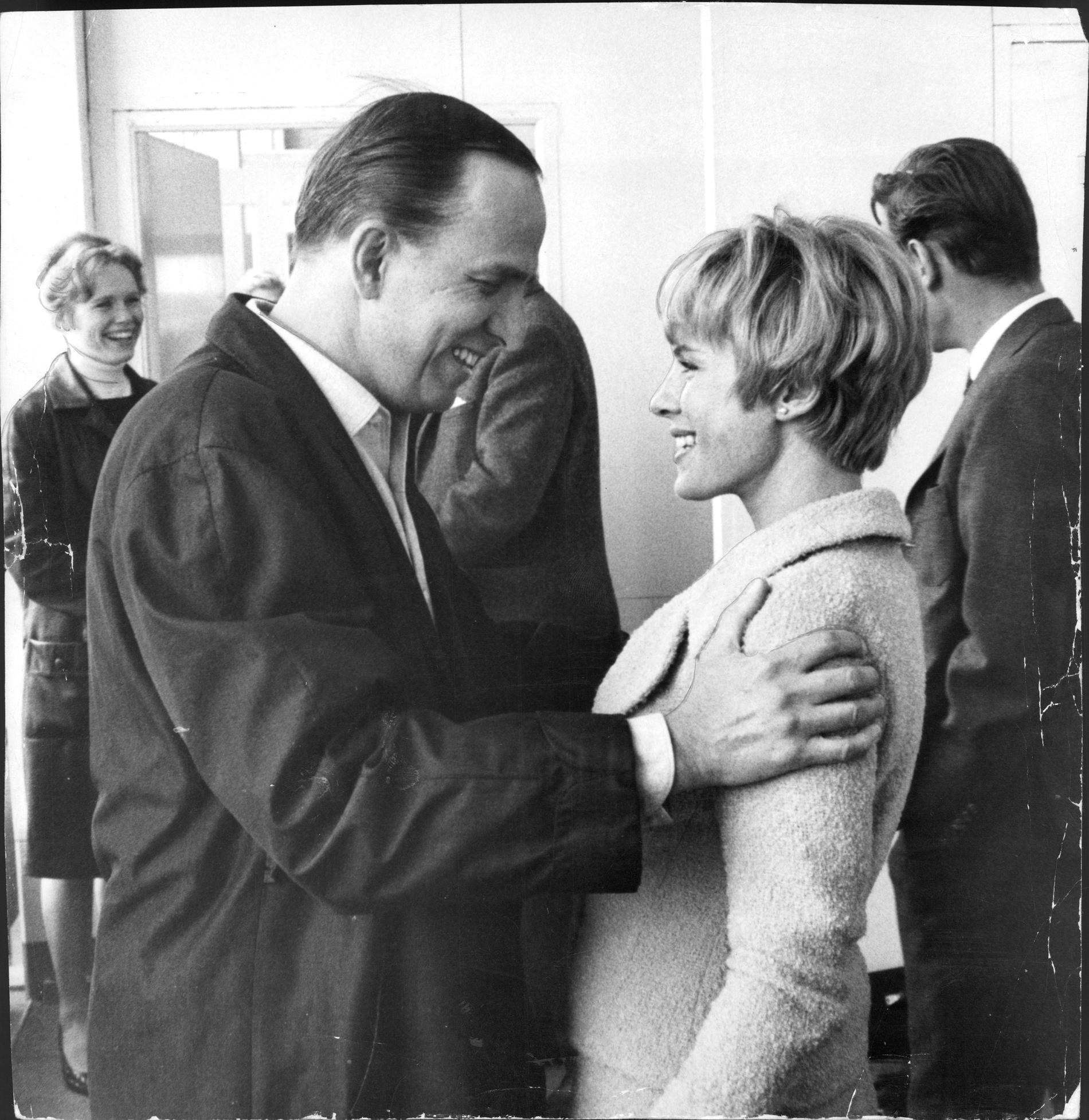 Ingmar Bergman med Bibi Andersson tar farväl efter inspelningarna av Bergmans film ”Persona”. 