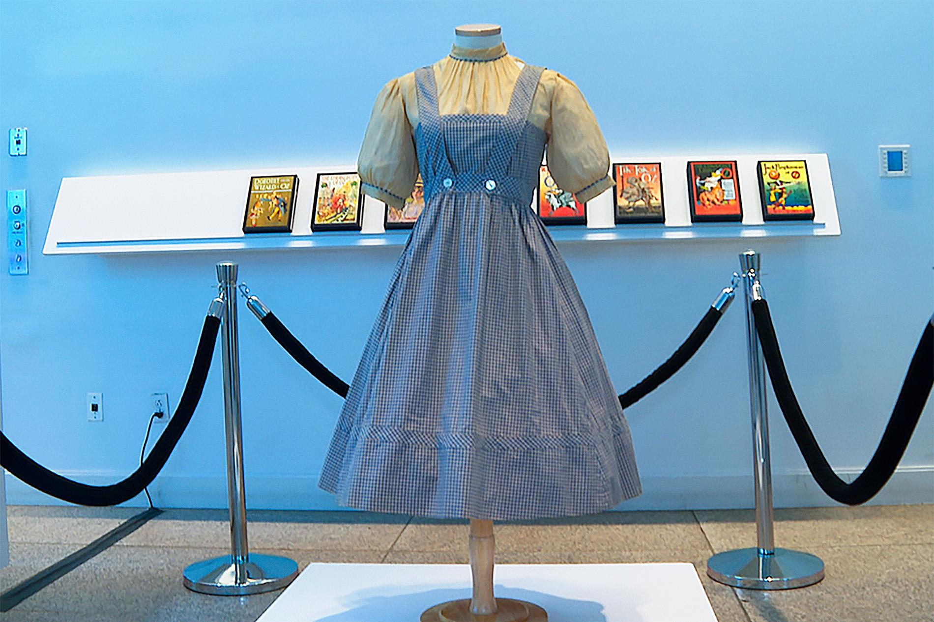 Den ikoniska blåvitrutiga klänningen som Judy Garland bar i "Trollkarlen från Oz".