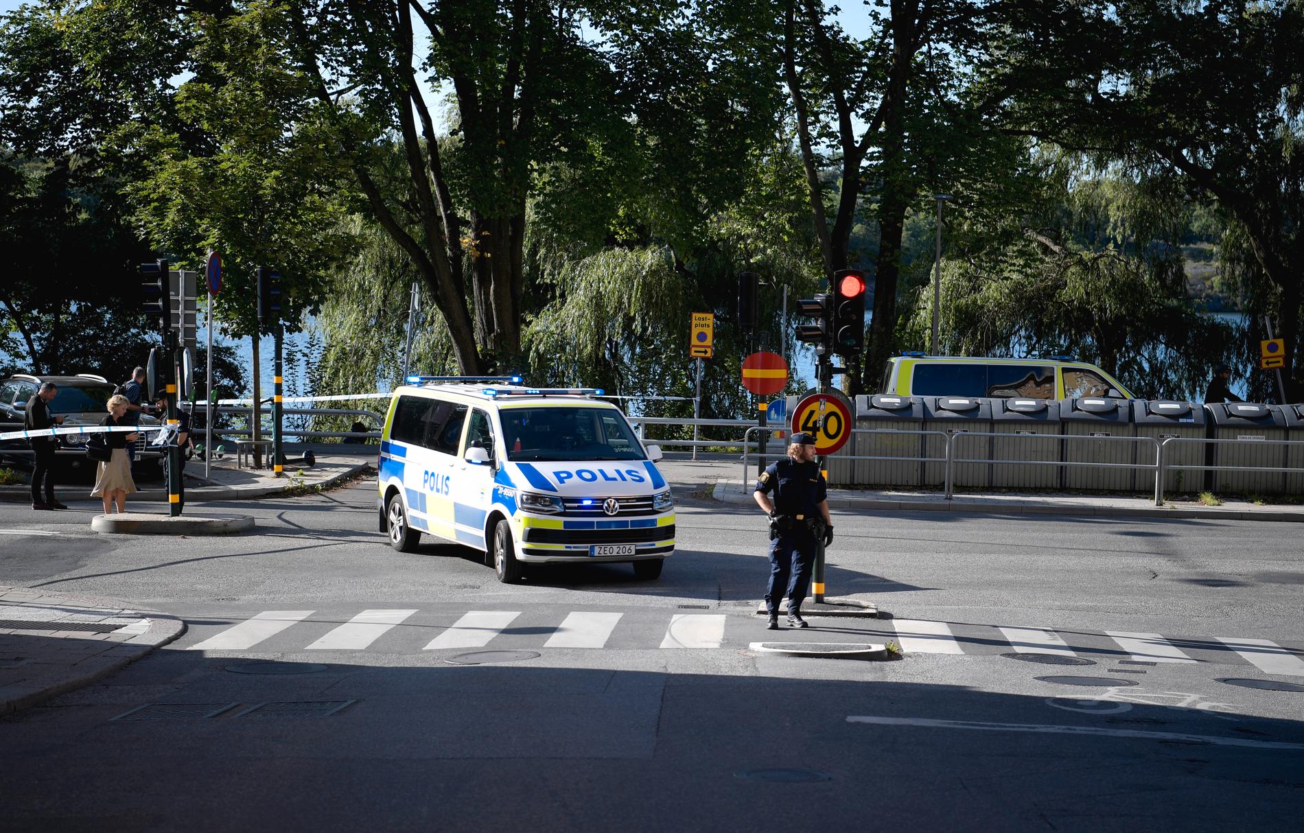 En man sköts vid sitt hem på Kungsholmen i Stockholm på fredagsmorgonen och en kvinna sitter anhållen misstänkt för anstiftan till mord.