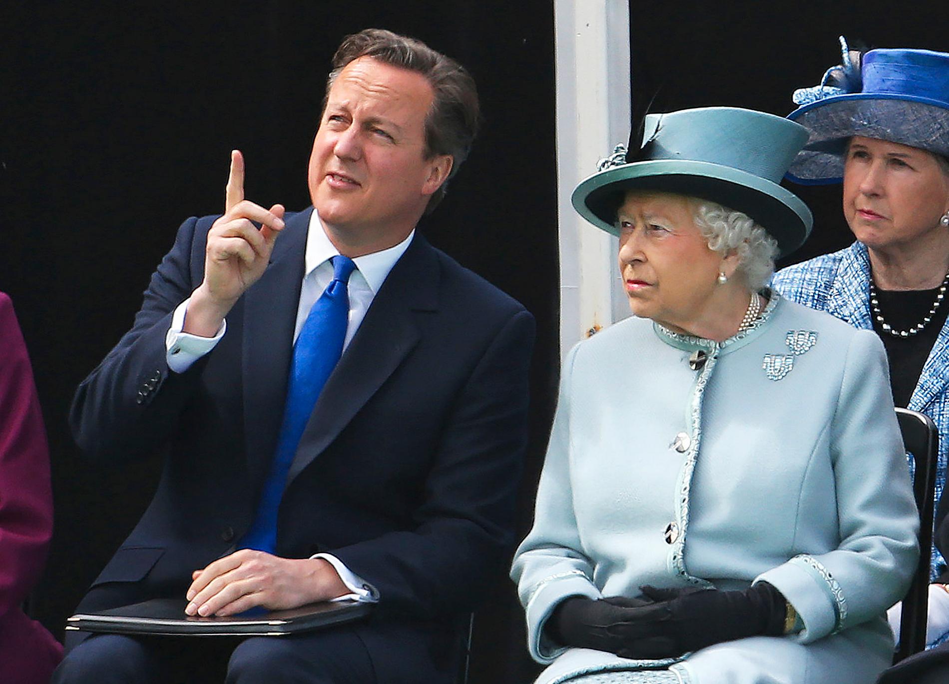 Dåvarande premiärministern David Cameron och drottning Elizabeth. 