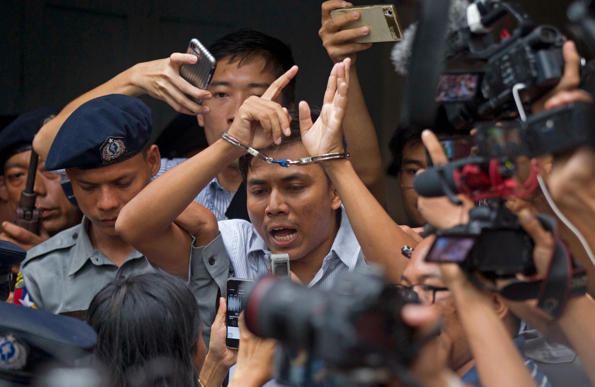 Kyaw Soe Oo förs ut från rättssalen i handbojor.