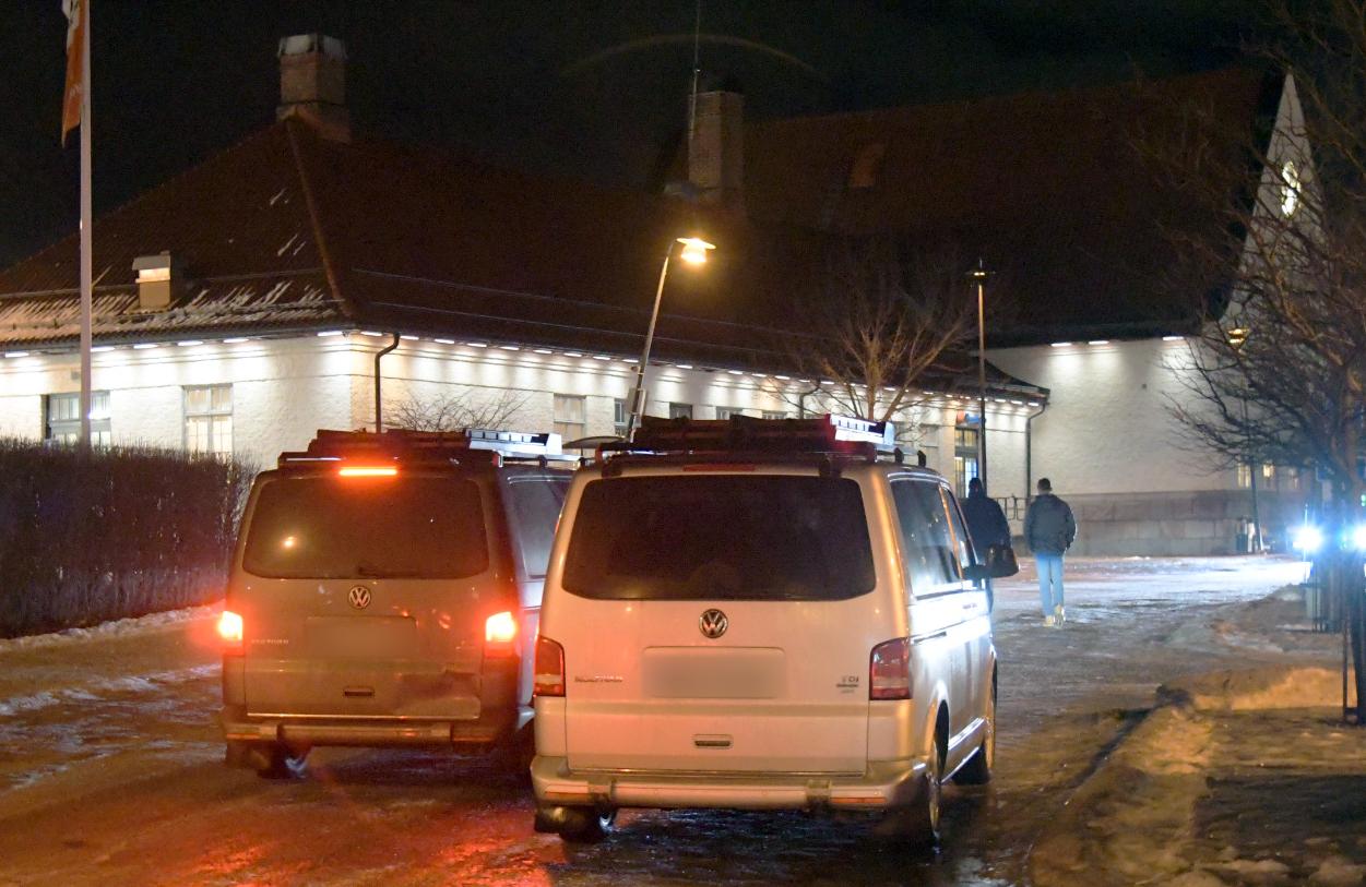 Civila polisbussar vid centralstationen i Sundsvall.