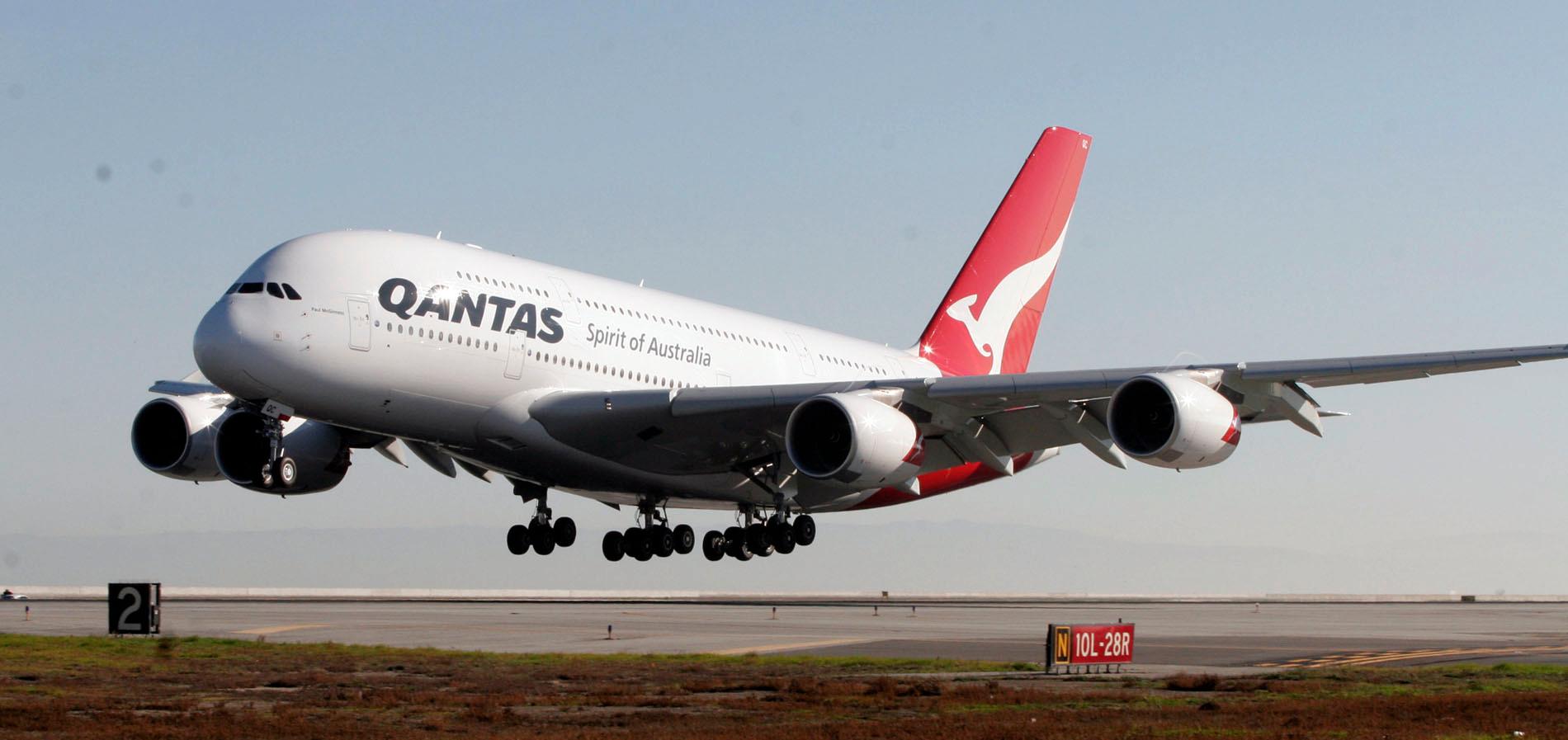 Qantas-anställda vill hellre se piloten som räddade en Airbus 380 i november i fjol i reklamfilmen.