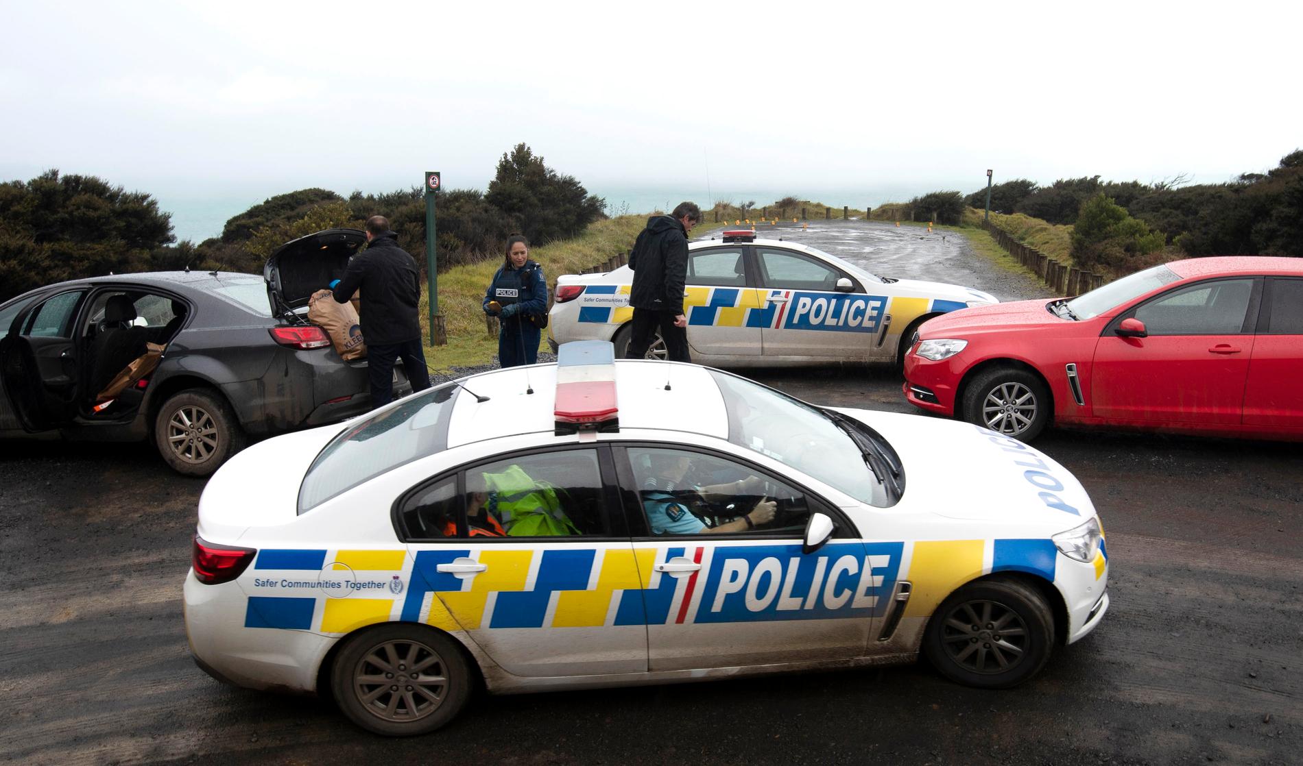 Nyzeeländsk polis samlar bevis i närheten av staden Raglan på Nya Zeelands nordös västkust.