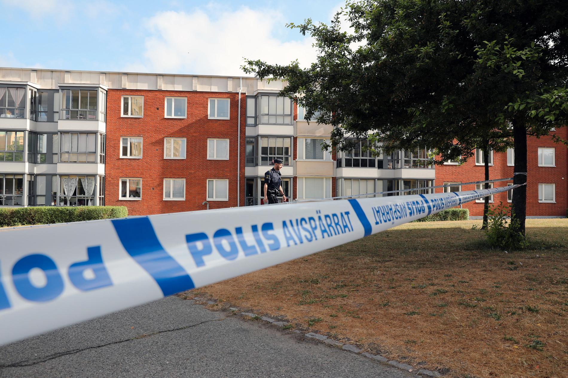 Polis på plats i Arlöv efter misstänkt överfallsvåldtäkt.