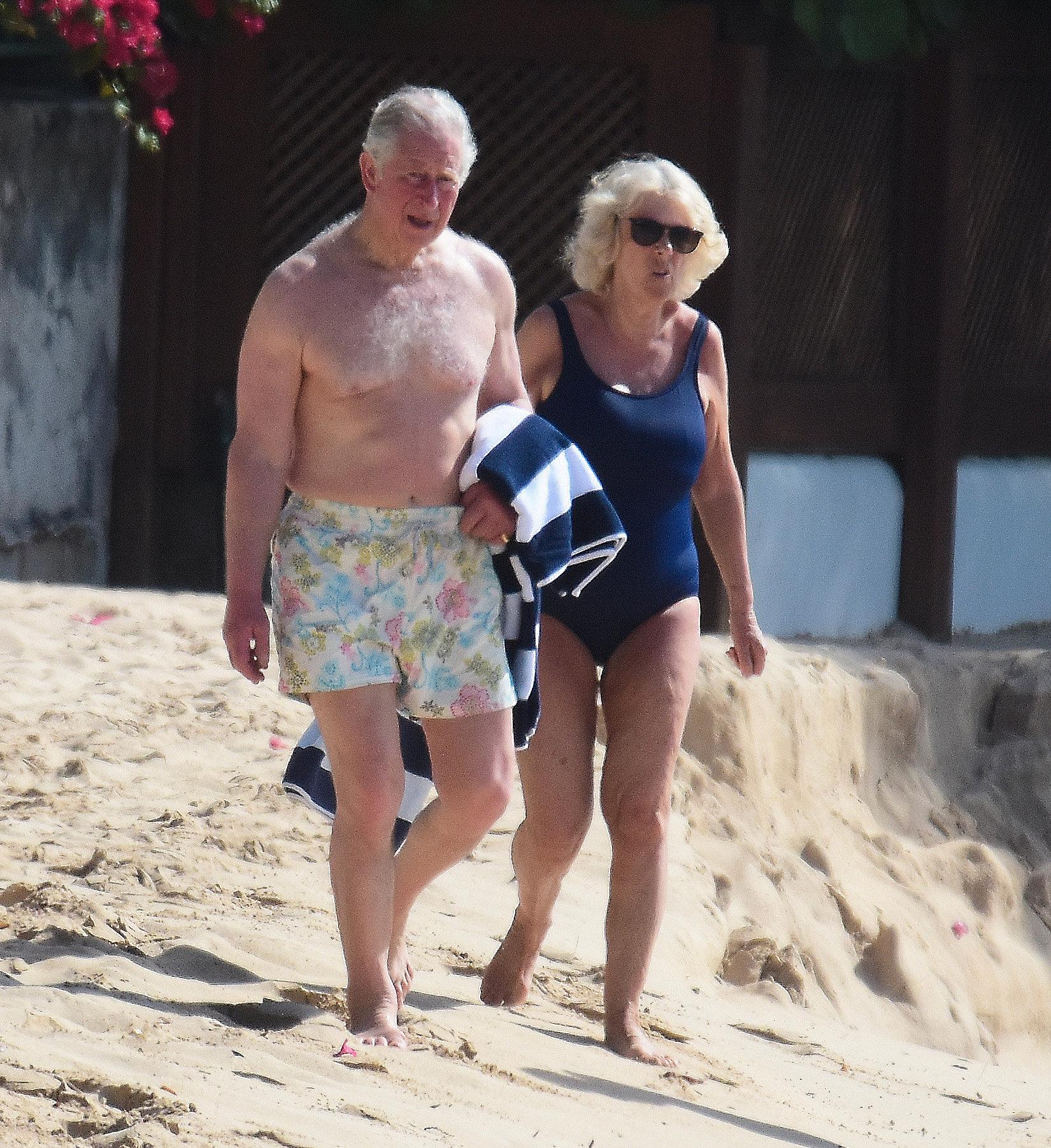 I dagarna besökte paret ön Barbados. På bilderna från stranden syns den 70-åriga prinsens  vältrimmade kropp.