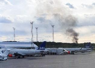 En tjock rökpelare kunde ses från Arlanda. 