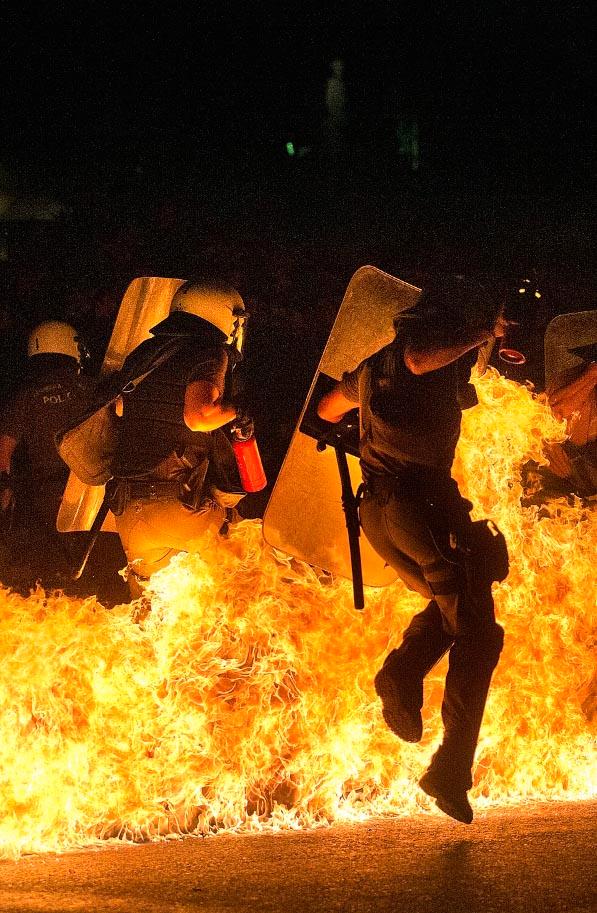 KRAVALLER. Dramatiska bilder från onsdagens upplopp i Aten.