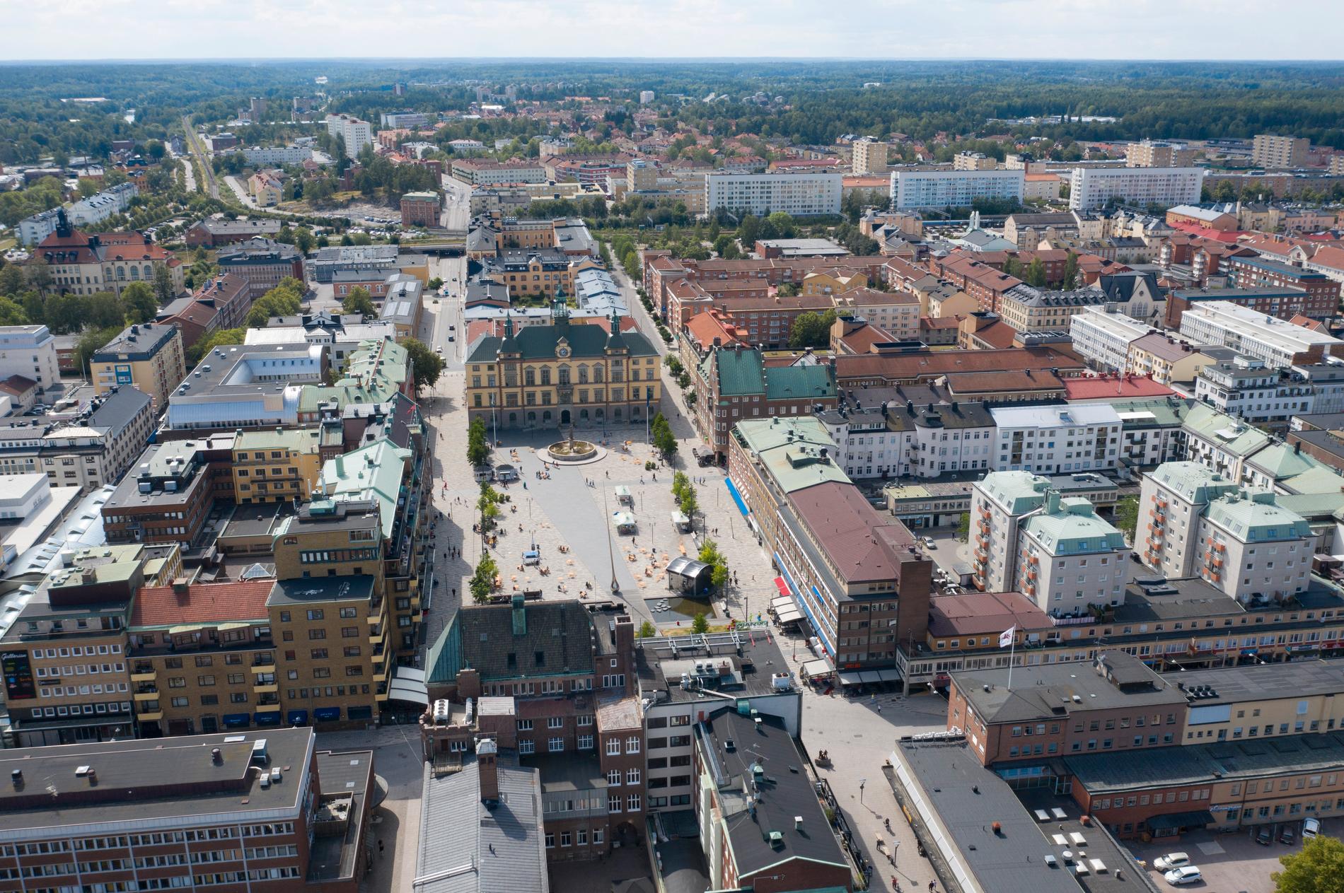 Stadshuset i Eskilstuna och Fristadstorget.