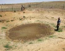 Här låg dammen Australiens fårfarmare samlar regnvatten i dammar på de enorma betesfälten. Men i den rekodlånga torkan har vattnet försvunnit ur många av Alix Turners dammar.