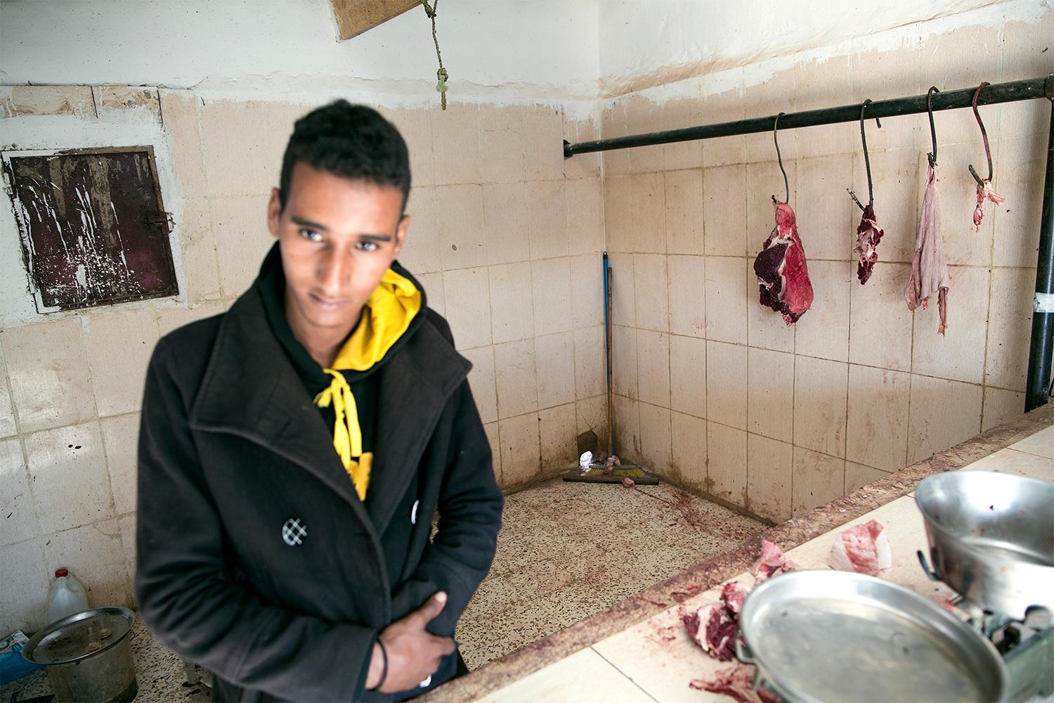Lafde Mostafe Abdesalem, 19 år, säljer kött på en marknad i flyktinglägret Smara. ”Vi vill gå ut i krig igen, om fredliga medel inte fungerar får man byta taktik”. Johan Persson