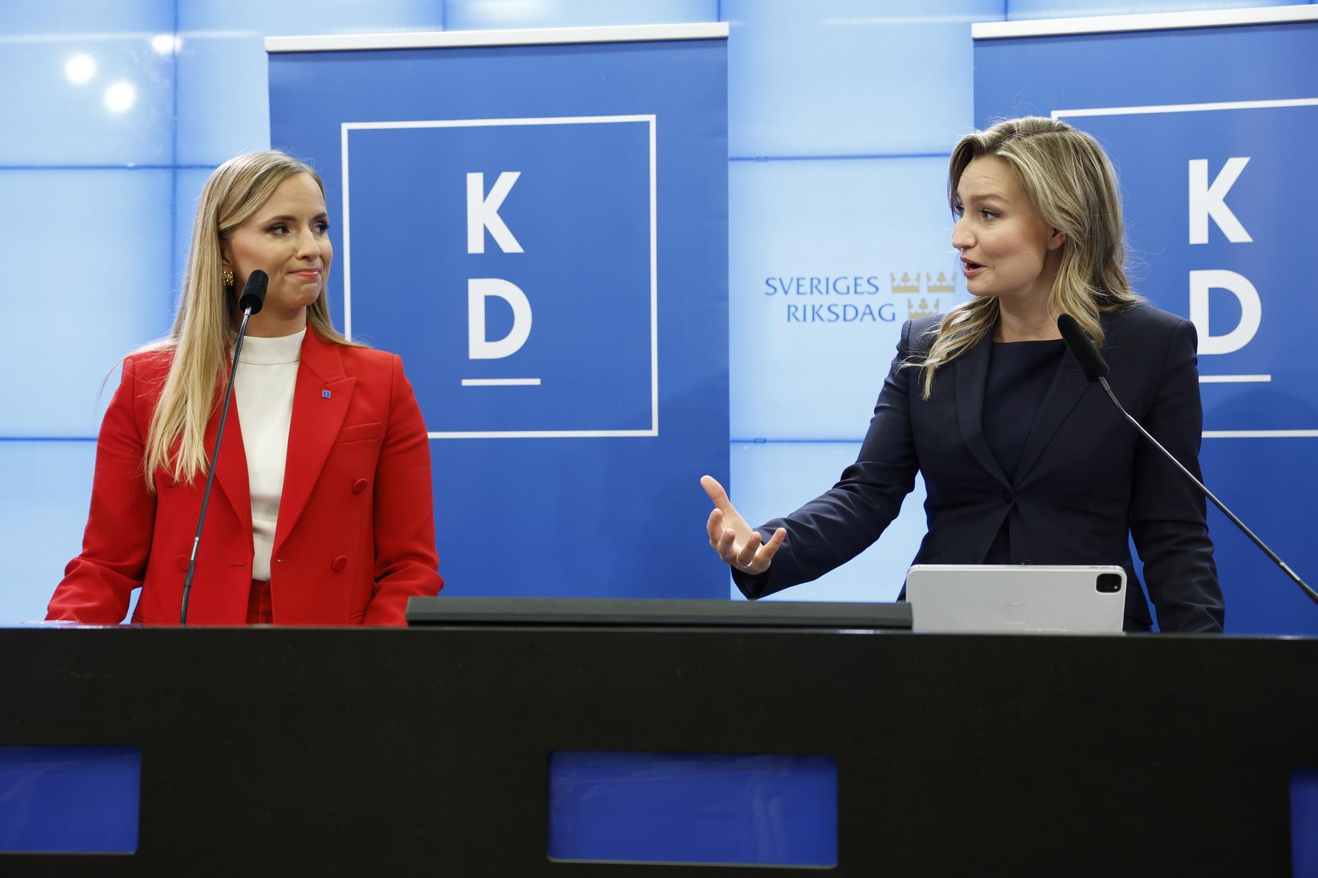 Sara Skyttedal (KD) och partiledare Ebba Busch (KD) under en pressträff förra året, 2023.
