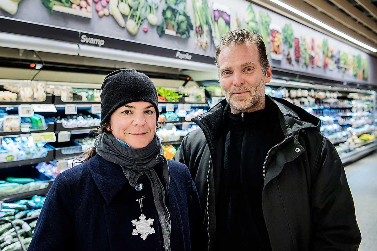 ”Jag handlar nästan alltid ekologiskt. Smärtgränsen är när den blivit dubbelt så dyr”, säger Helena Persson, 46. ”Man kan ju tänka på att bara äta ­säsongsbetonat, det är ju intelligent att tänka lokalt”, säger Fredrik Bilén, 49.