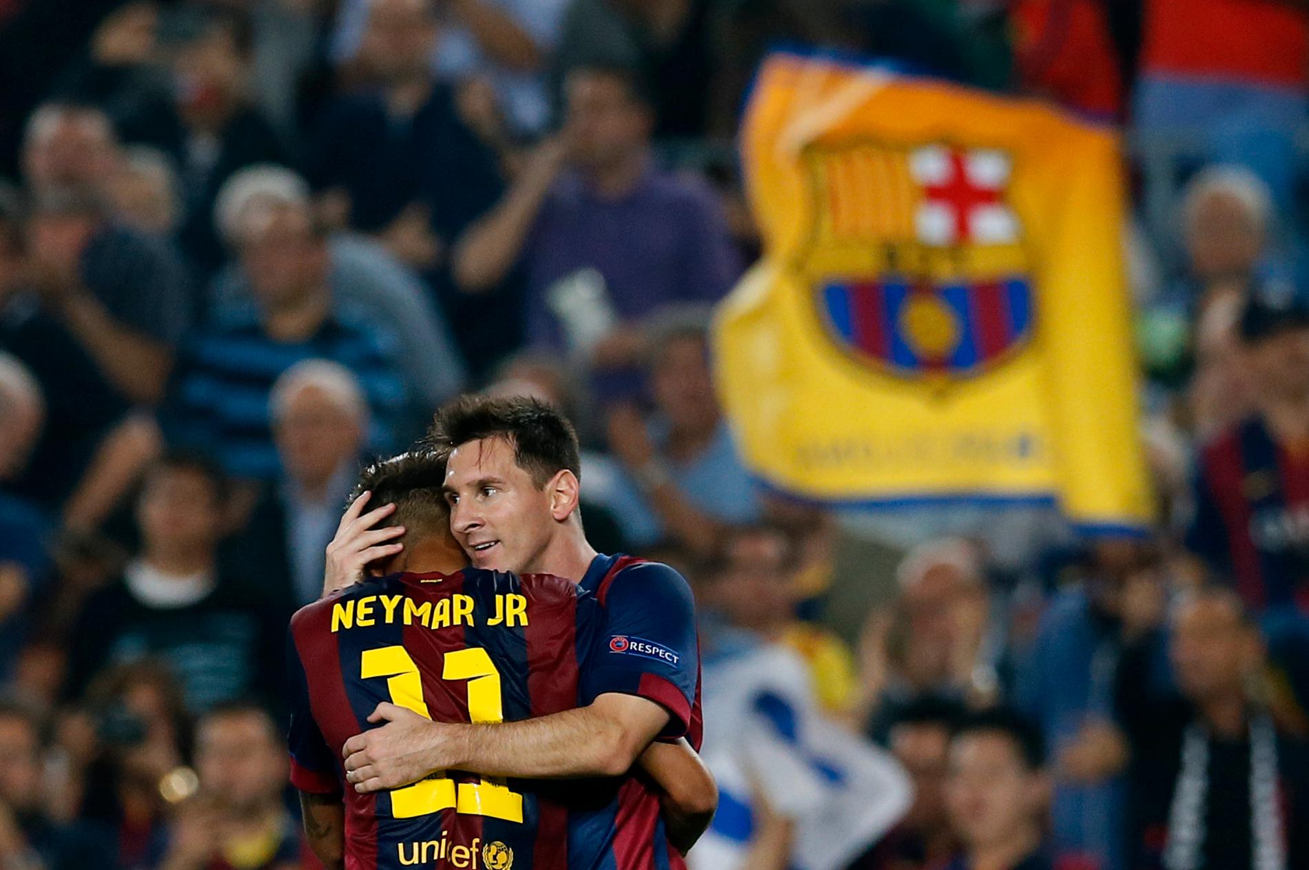 Neymar och Messi kramas.
