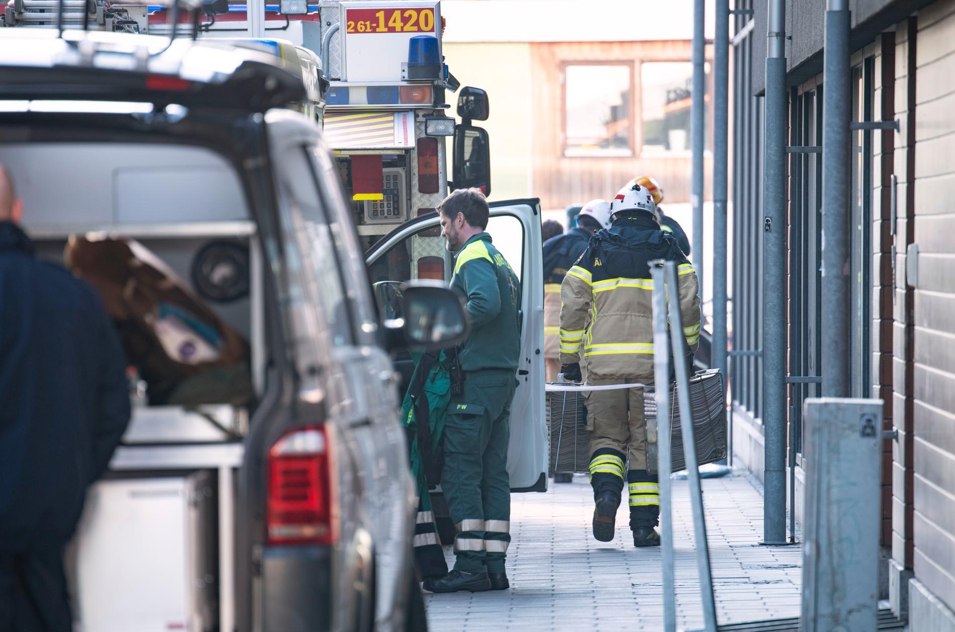 Polis, bombtekniker, ambulans och räddningstjänst på plats utanför Findus huvudkontor i Malmö.
