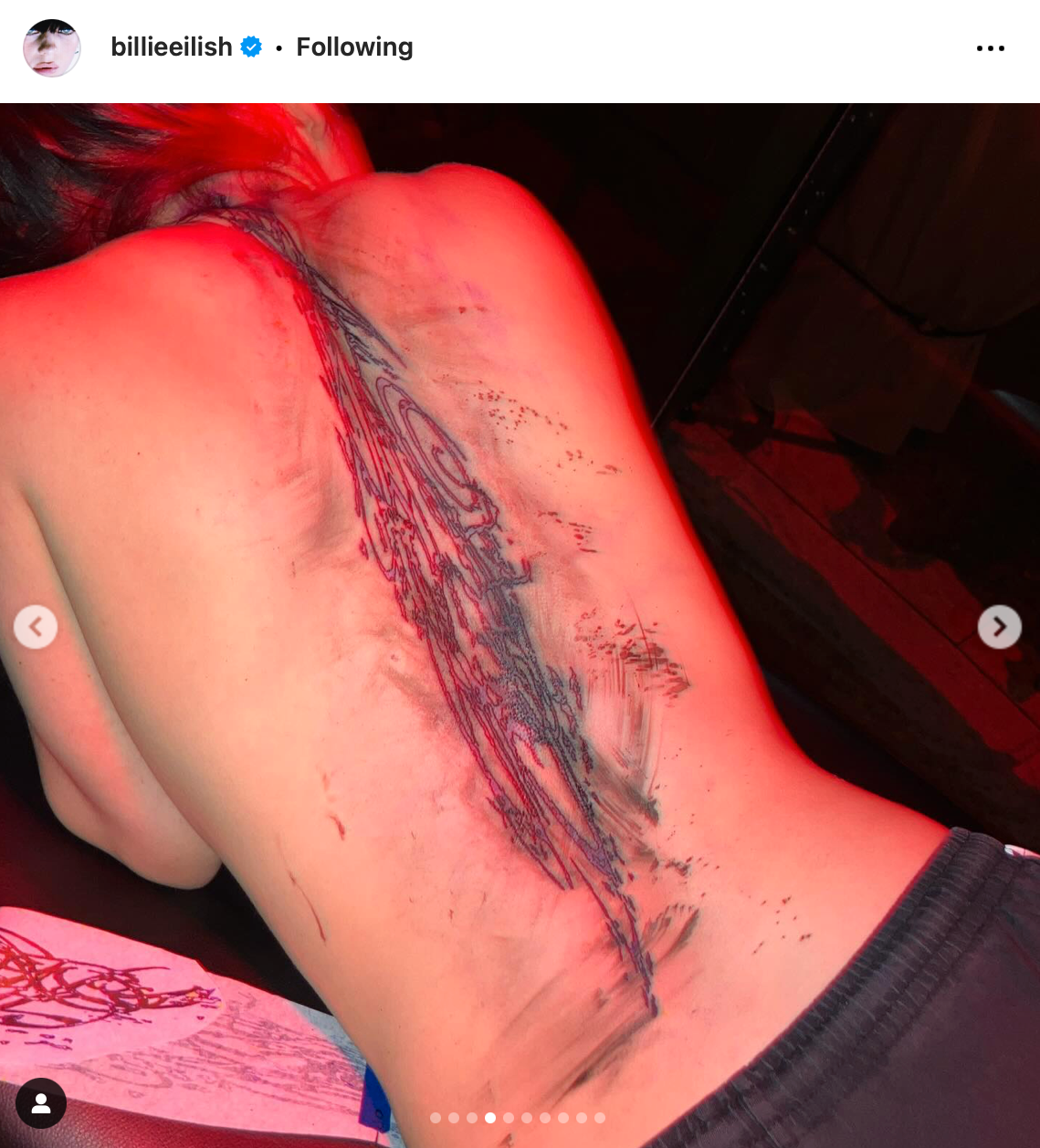 Billie Eilish la upp en bild på en rygg med en stor taturering.
