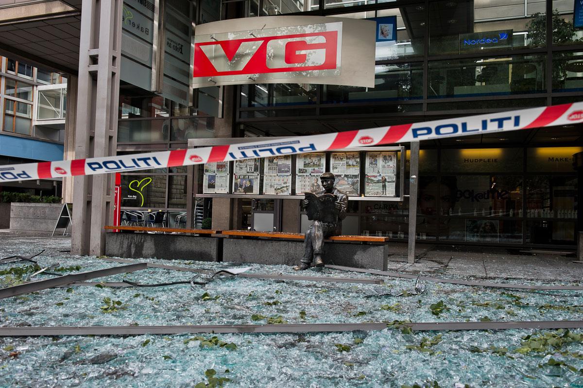 Tidningen VG:s kontor drabbades hårt av smällen efter bomben.