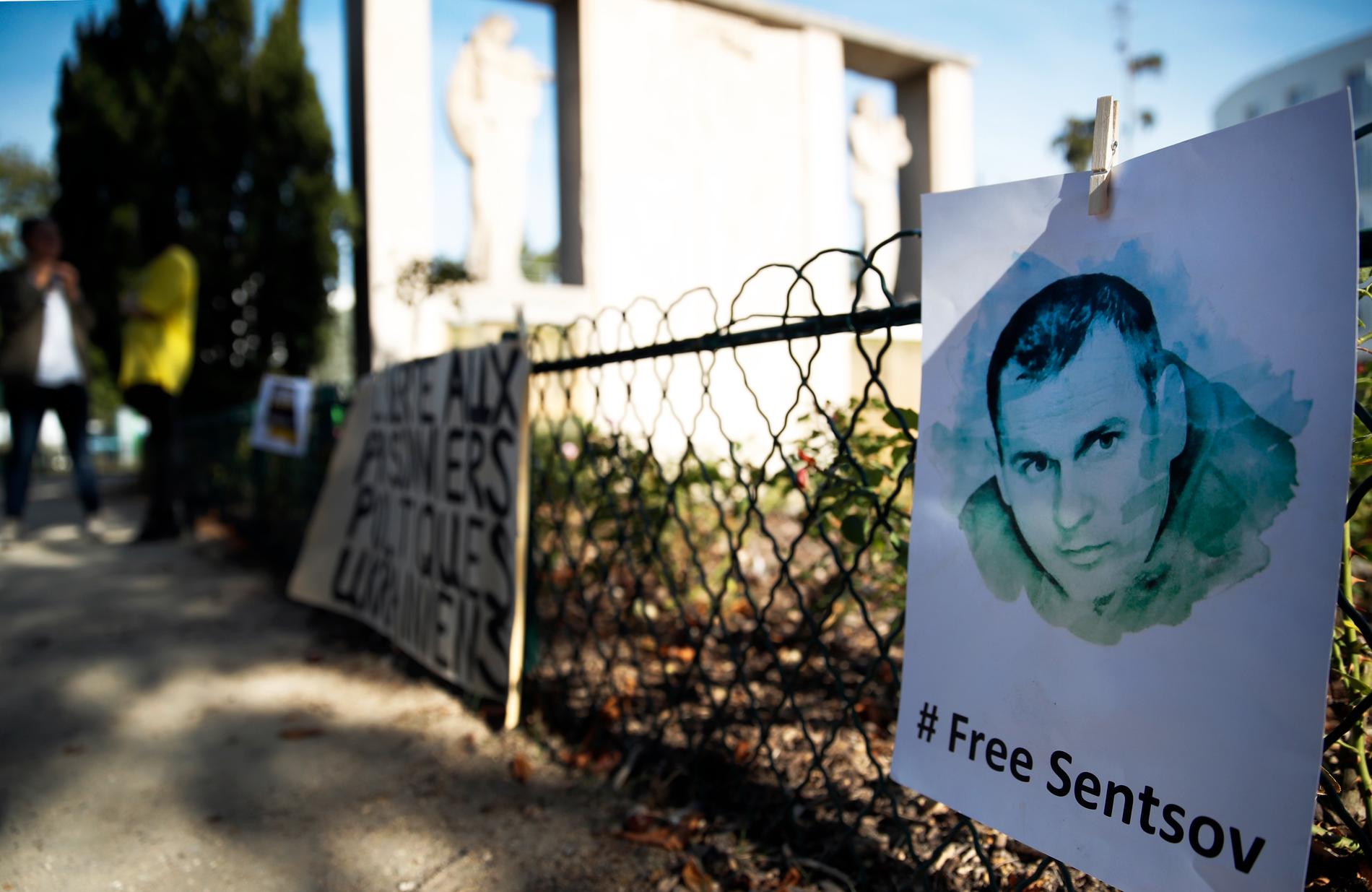 Plakat om att frige Oleg Sentsov uppsatta utanför ryska ambassaden i Paris. Arkivbild.