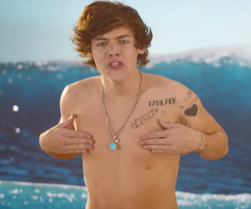 Harry Styles i One directions musikvideo till ”Kiss you” där han visar upp ”alla” sina bröstvårtor.